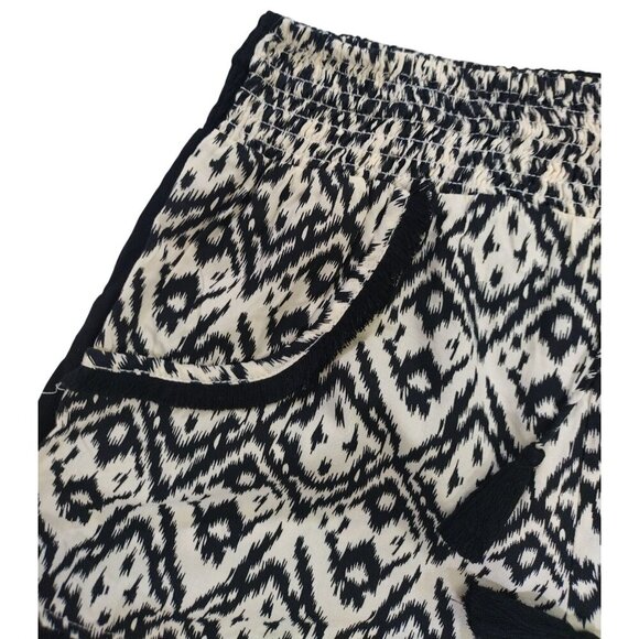 Set of 2 black japa and ikat print rayon shorts with elastic waist for women M - Picture 7 of 10